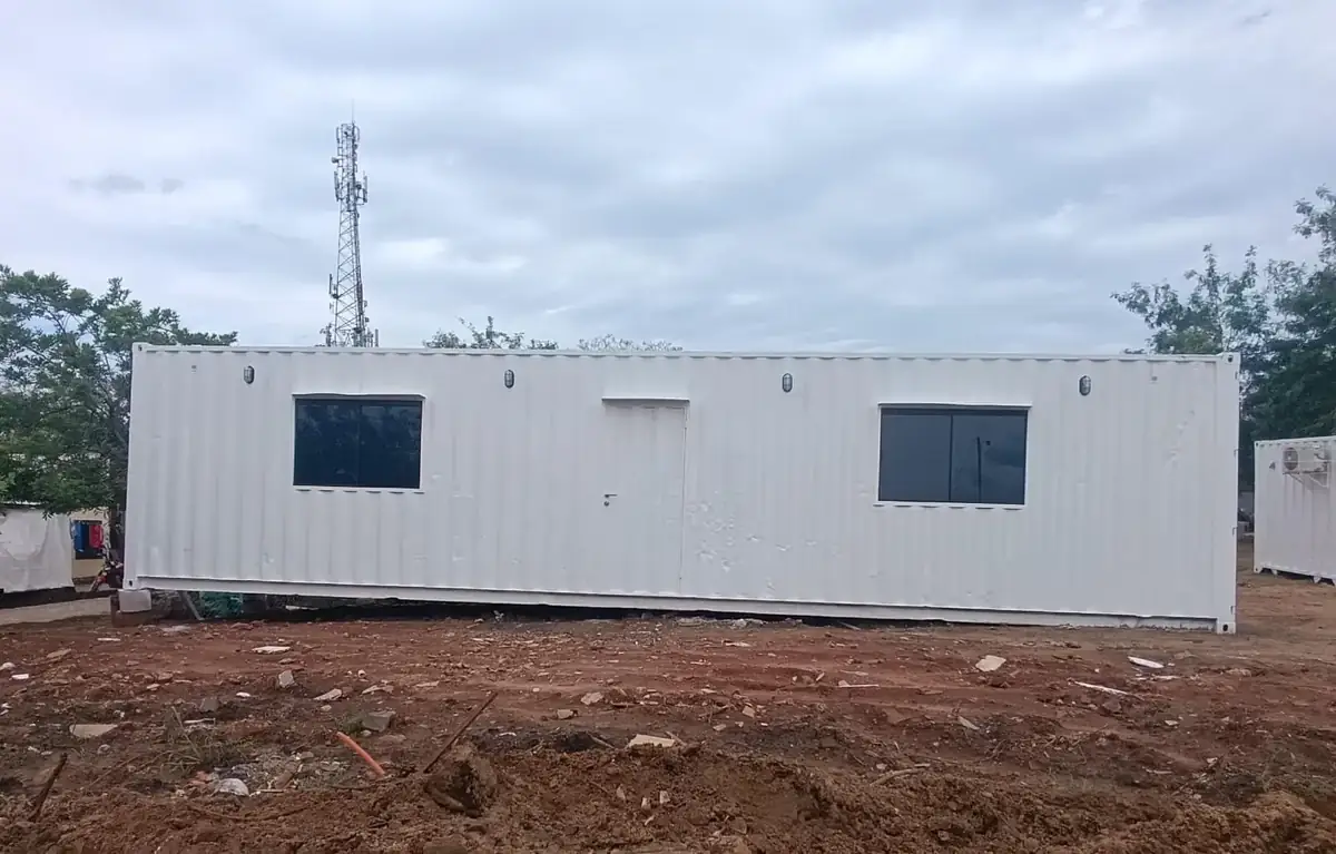 Contenedor oficina de 40 pies instalado en obra