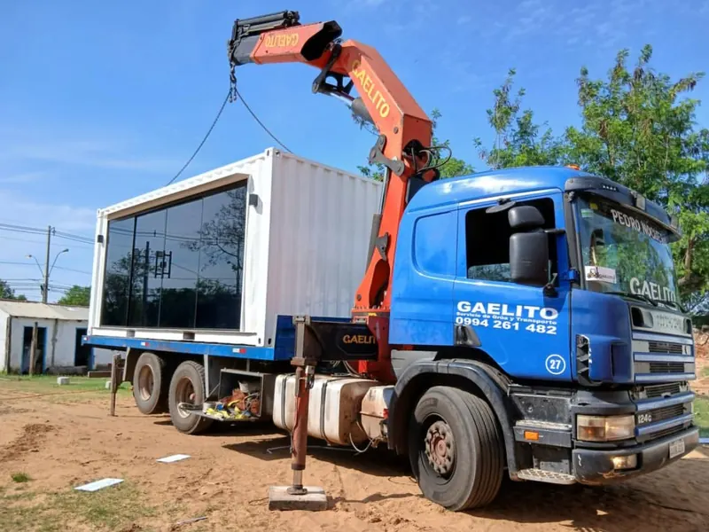 Entrega e instalación del showroom con grúa