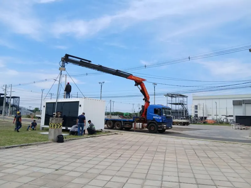 Instalación del showroom en obra con grúa