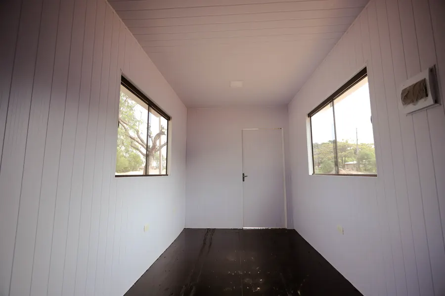 Interior de la oficina del OfiMix con ventanas amplias