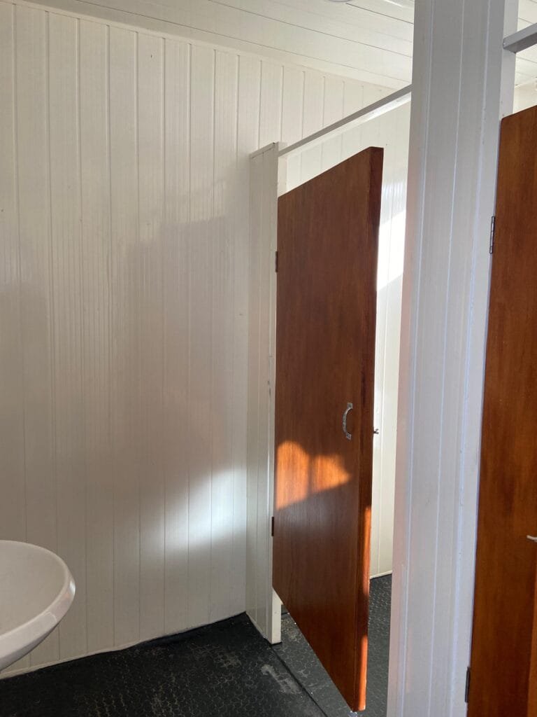 Vista lateral del baño modular sexado Rapitainer con puertas de acceso independientes