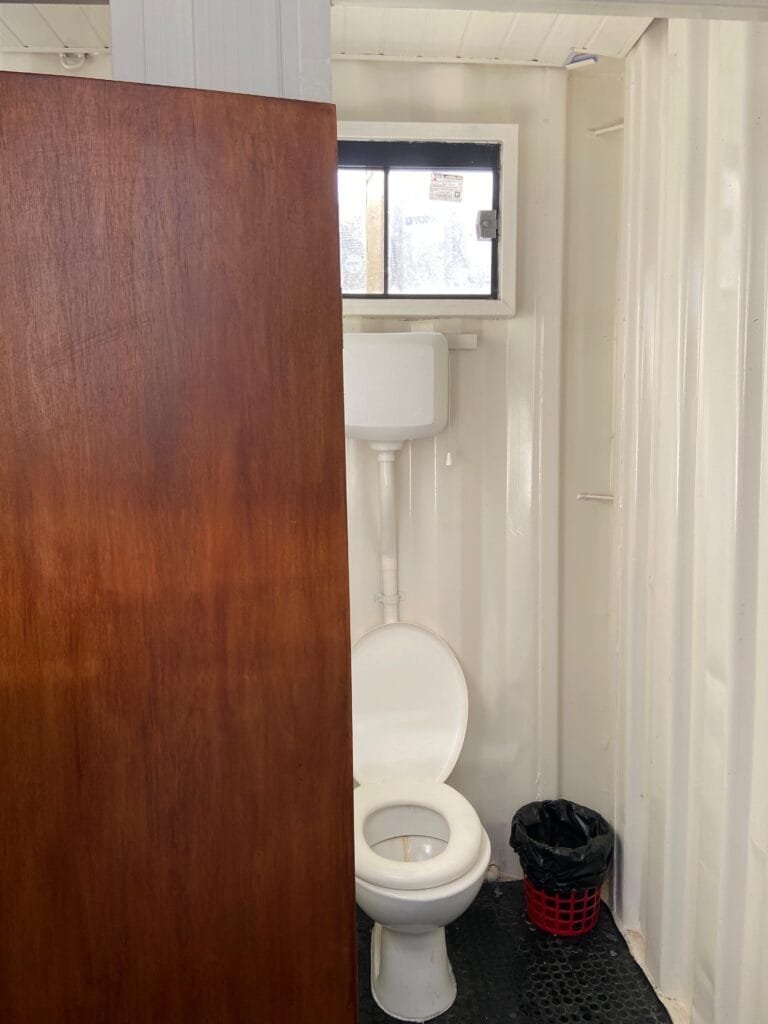 Interior del baño modular sexado Rapitainer - Vista del sector caballeros con inodoros